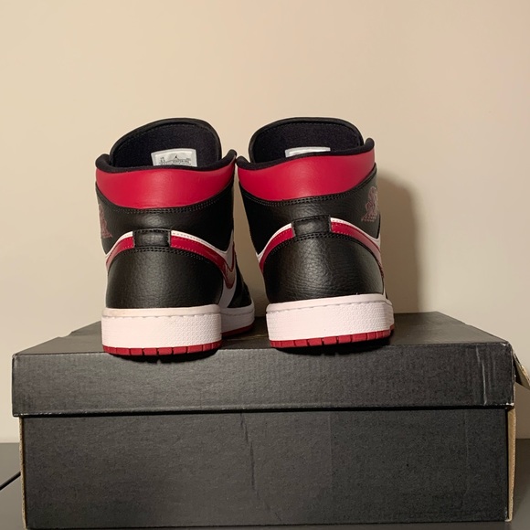 Nike Air Jordan 1 Mid Bred size 9.5 Excellent Condition. main image 4